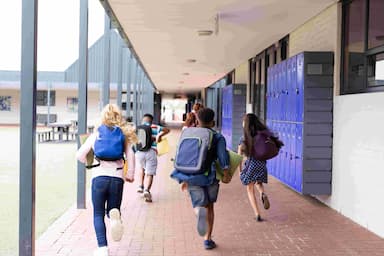 due-to-heavy-snowfall-and-strong-winds-in-quebec-many-schools-were-closed