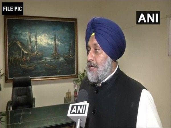 parkash-singh-badal-sent-strong-message-to-government-by-returning-padma-vibhushan-award-sukhbir-singh-badal