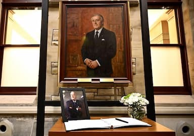 as-former-prime-minister-mulroney-lies-in-state-public-tributes-in-ottawa-begin