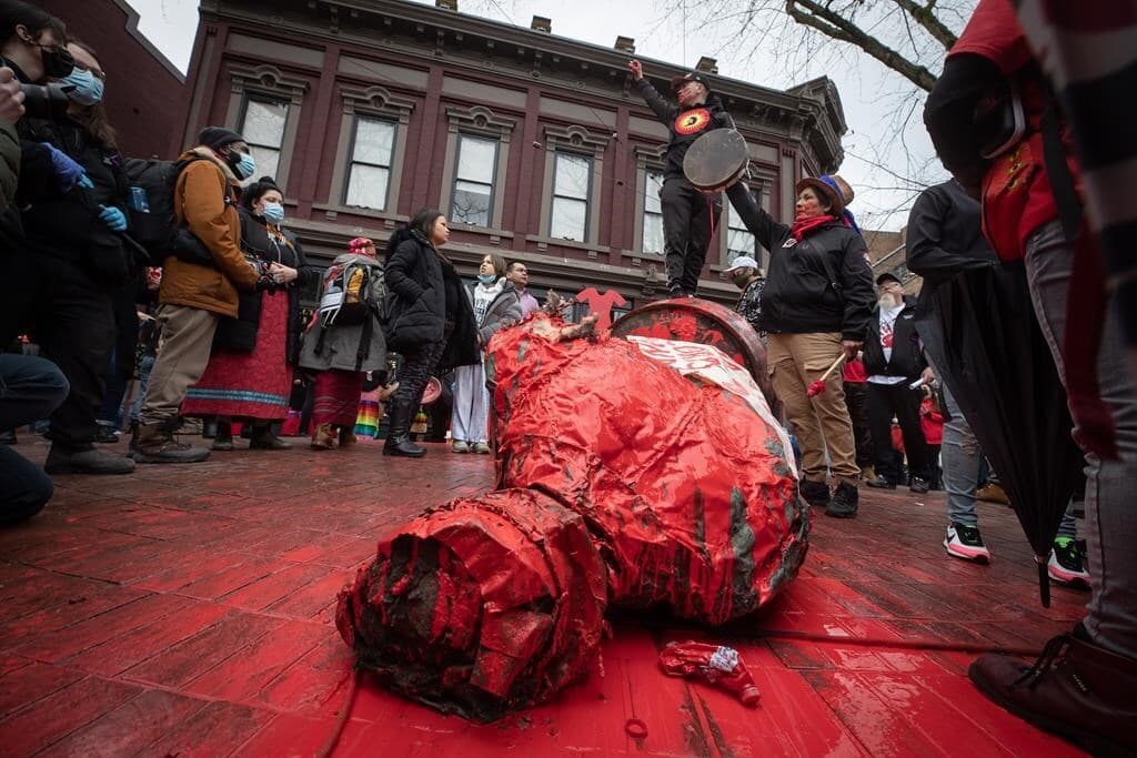 statue-of-vancouvers-gastown-founder-torn-down-during-womens-memorial-march