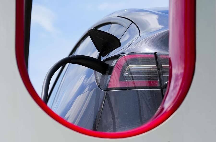 the-end-of-the-road-is-coming-for-gas-powered-vehicles-in-canada