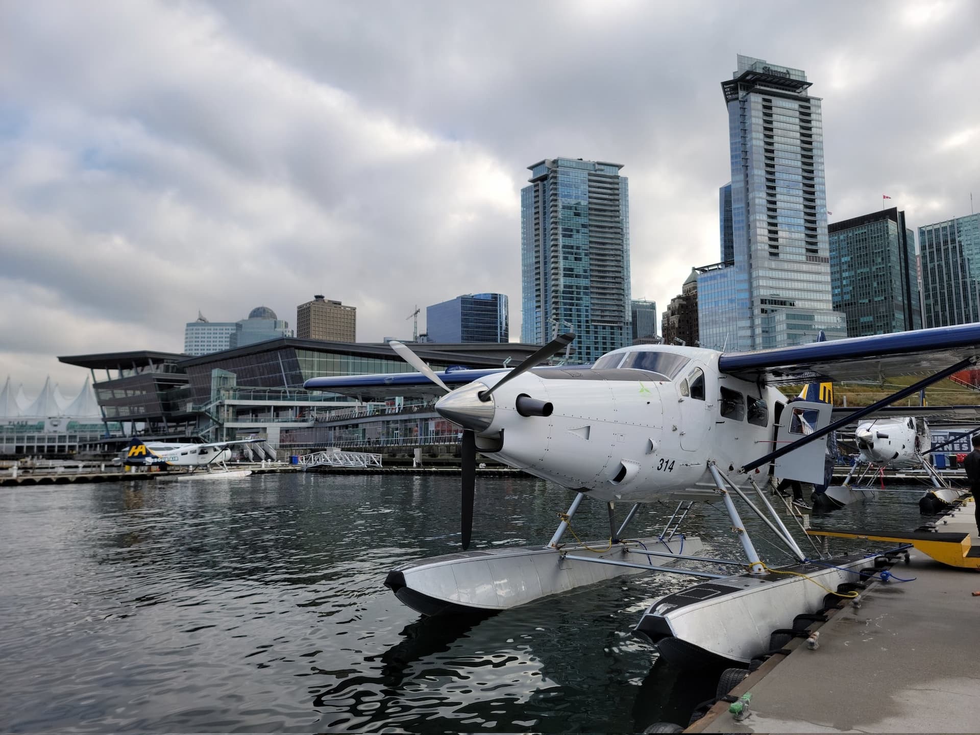 quick-action-by-dozens-of-small-boats-help-rescue-five-people-from-a-flipped-float-plane