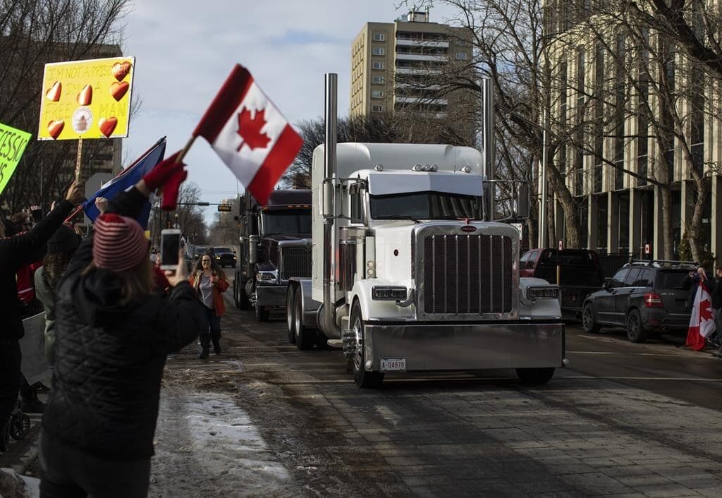 trucker-protest-thins-out-but-remains-in-place-at-southern-alberta-border-crossing