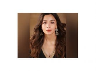 alia-bhatt-felicitated-with-smita-patil-memorial-award-for-best-actor