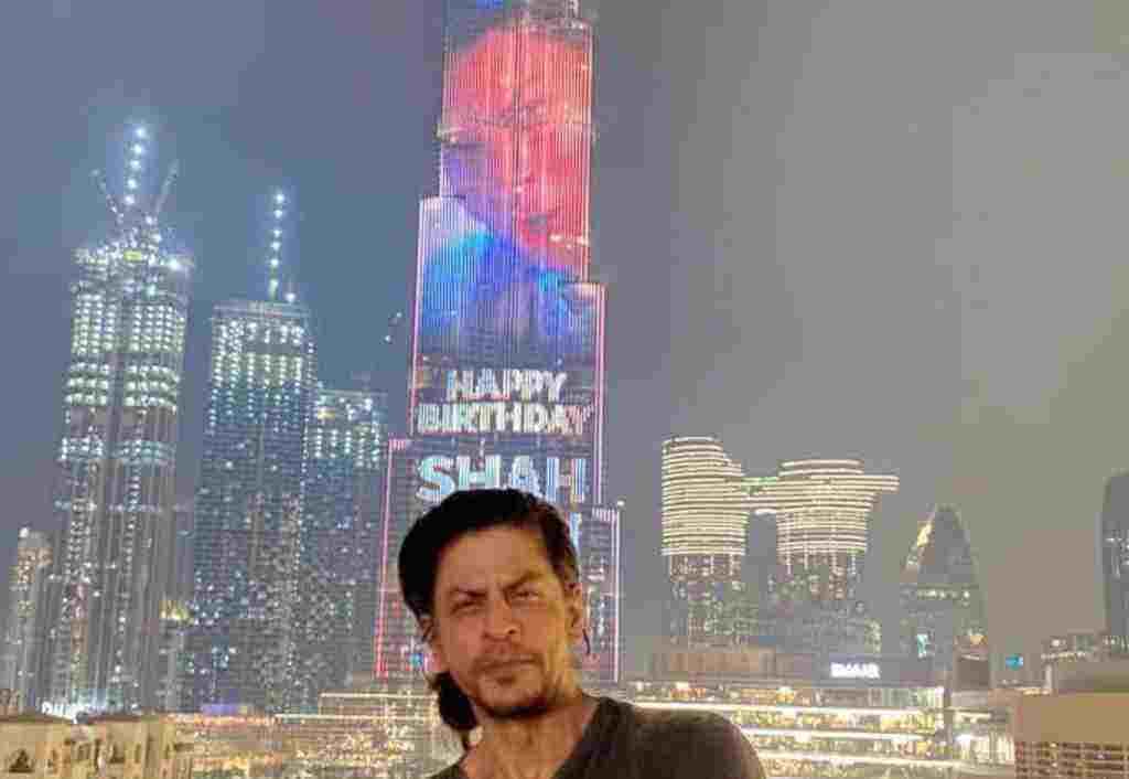 shah-rukh-khan-turns-57-greets-fans-outside-mannat-at-midnight