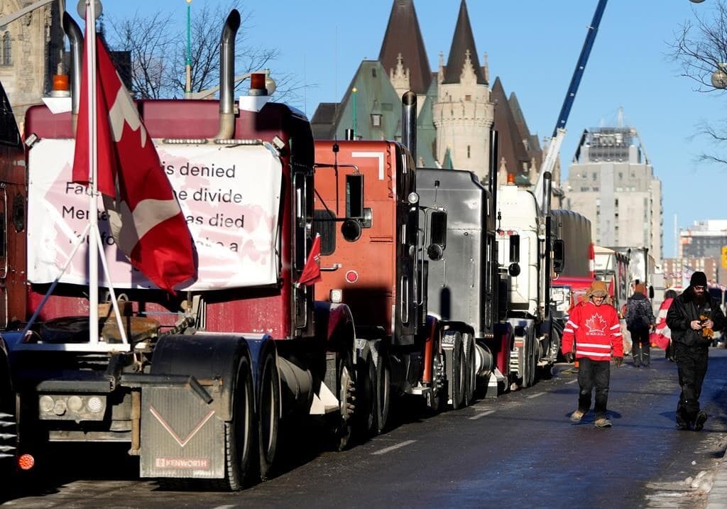 protesters-in-downtown-ottawa-ignoring-police-notices-to-leave