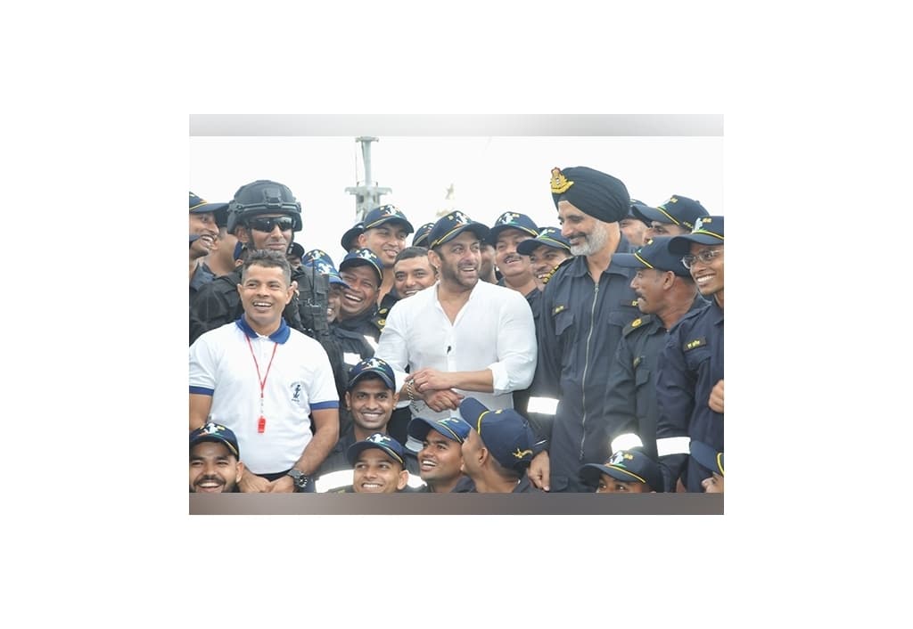 salman-khan-in-full-josh-as-he-spends-day-with-indian-navy
