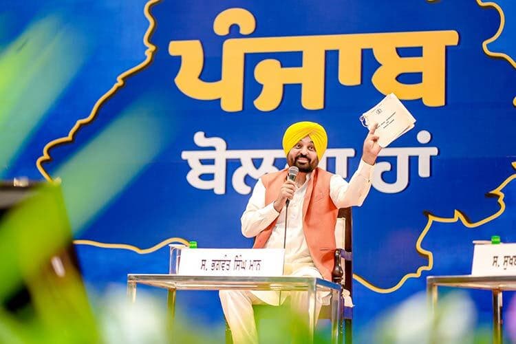 cm-bhagwant-mann-attends-open-debate-alone-verbally-attacks-empty-chairs