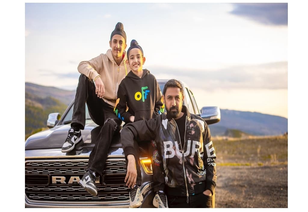 gippy-grewals-son-emulates-sidhu-moosewalas-famed-thappi-style-after-receiving-his-graduation-certificate-in-canada