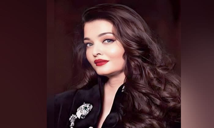 aishwarya-rai-makes-a-glamorous-comeback-to-cannes-with-daughter-aaradhya