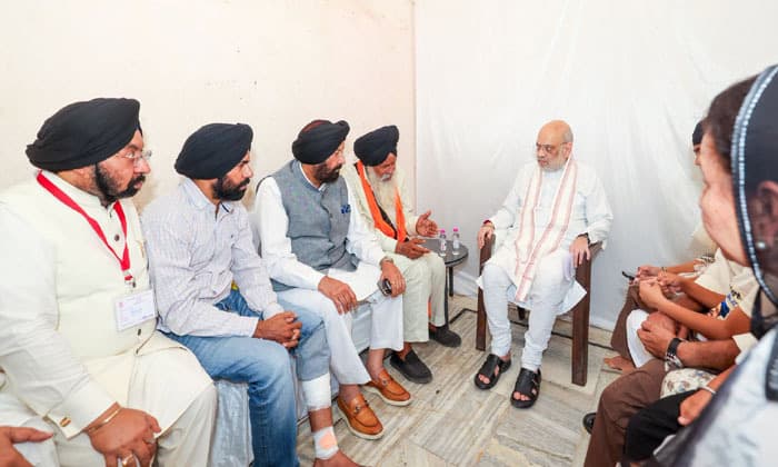amit-shah-meets-families-of-three-victims-in-punjab-assures-justice