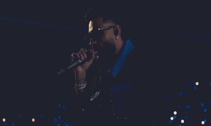 karan-aujla-gets-angry-at-fan-during-australia-concert
