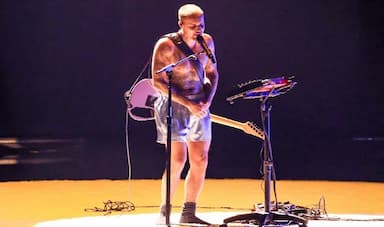 bieber-strips-it-back-at-grammys-comeback