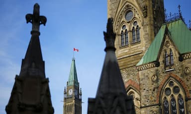 canadas-population-dips-slightly-as-record-drop-in-non-permanent-residents-reported